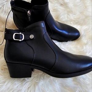 Unisa black leather 8.5 boots